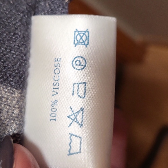 NWOT Ethically Produced Dark/Light Gray Fringed Wrap - Picture 4 of 4